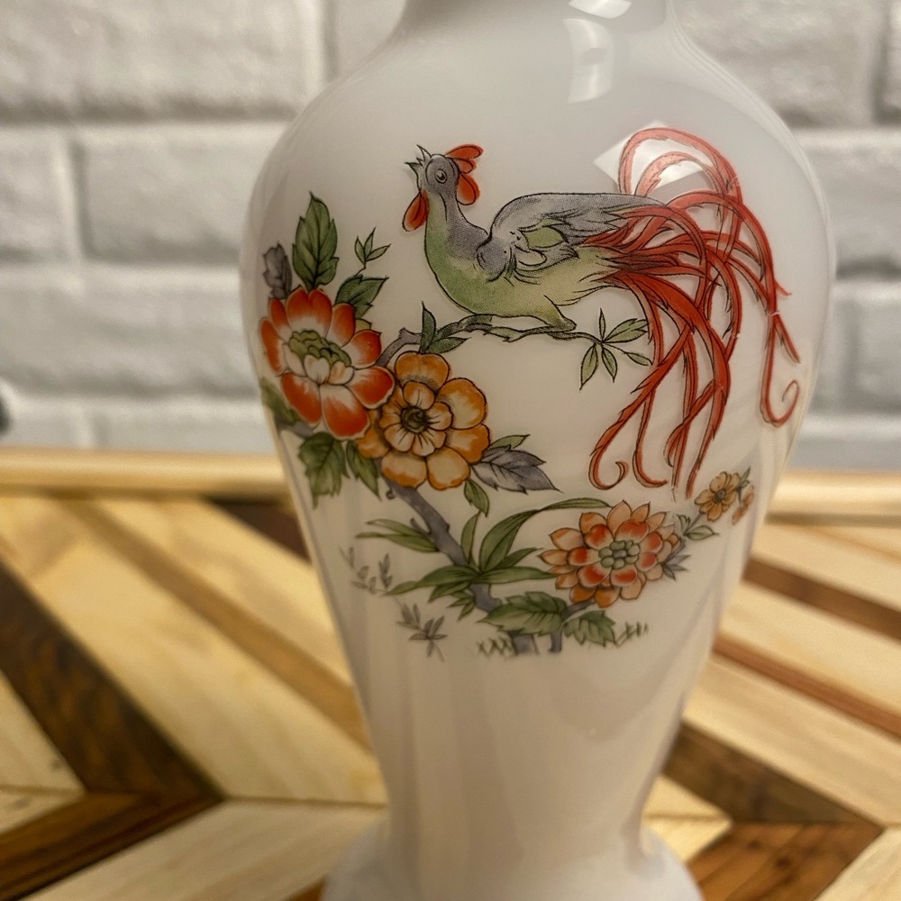 Vintage white satin Milk Glass Vase - Picture 2 of 6